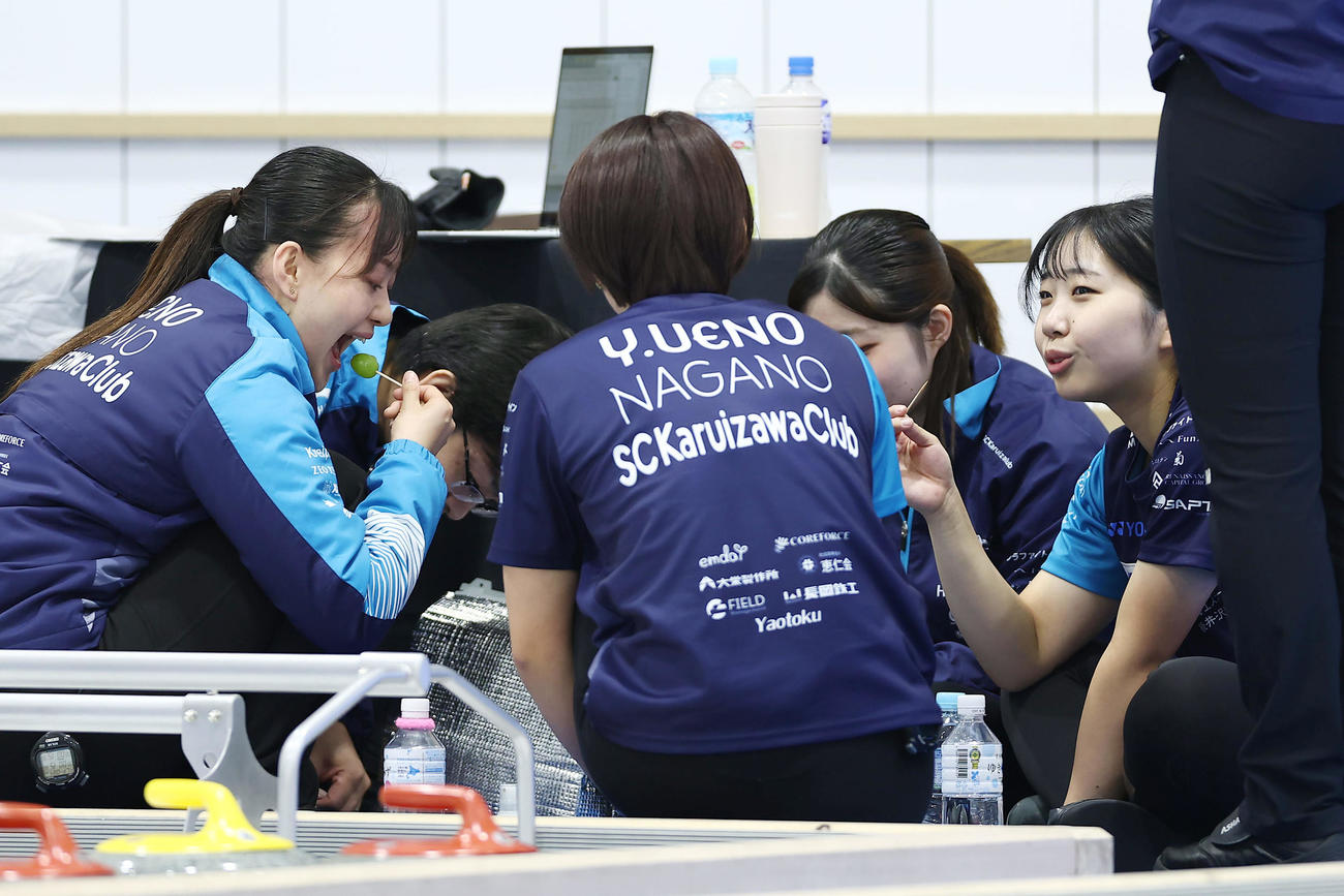 SC軽井沢クラブ対フォルティウス　ハーフタイムに果物を食べるSC軽井沢クラブの選手たち（撮影・前田充）