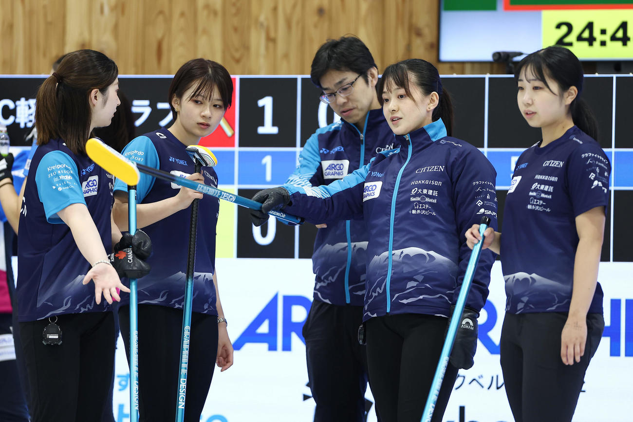 SC軽井沢クラブ対フォルティウス　第4エンド、タイムアウトで話し合うSC軽井沢クラブの選手たち（撮影・前田充）