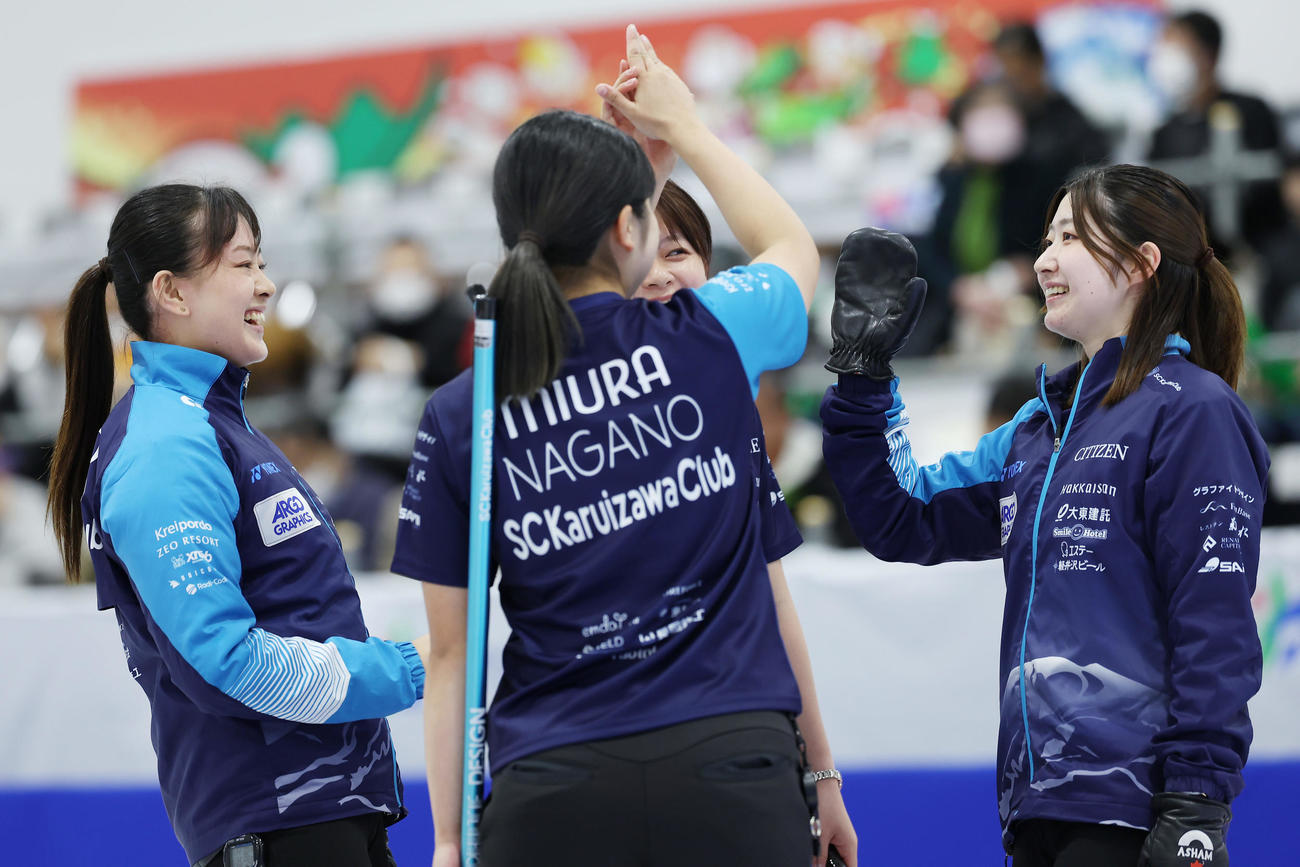 SC軽井沢クラブ対フォルティウス　フォルティウスに勝利し、タッチを交わして喜ぶSC軽井沢クラブの選手たち（撮影・前田充）