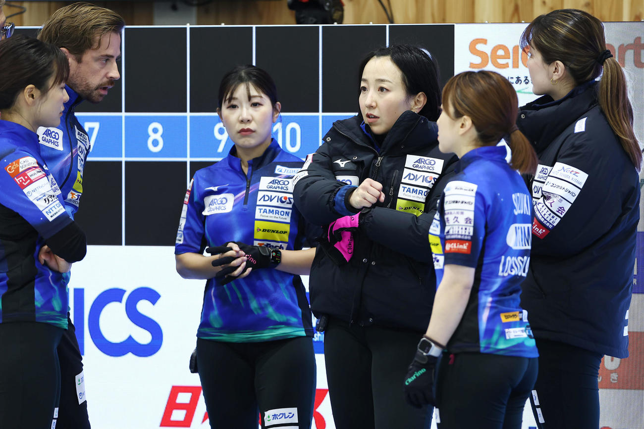 ロコ・ソラーレ対フォルティウス　ハーフタイムに話し合うロコ・ソラーレの選手たち（撮影・前田充）