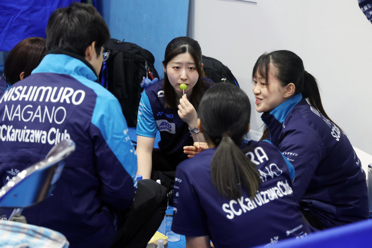 フォルティウス対SC軽井沢クラブ　ハーフタイムに果物を食べながら話し合うSC軽井沢クラブの選手たち（撮影・前田充）