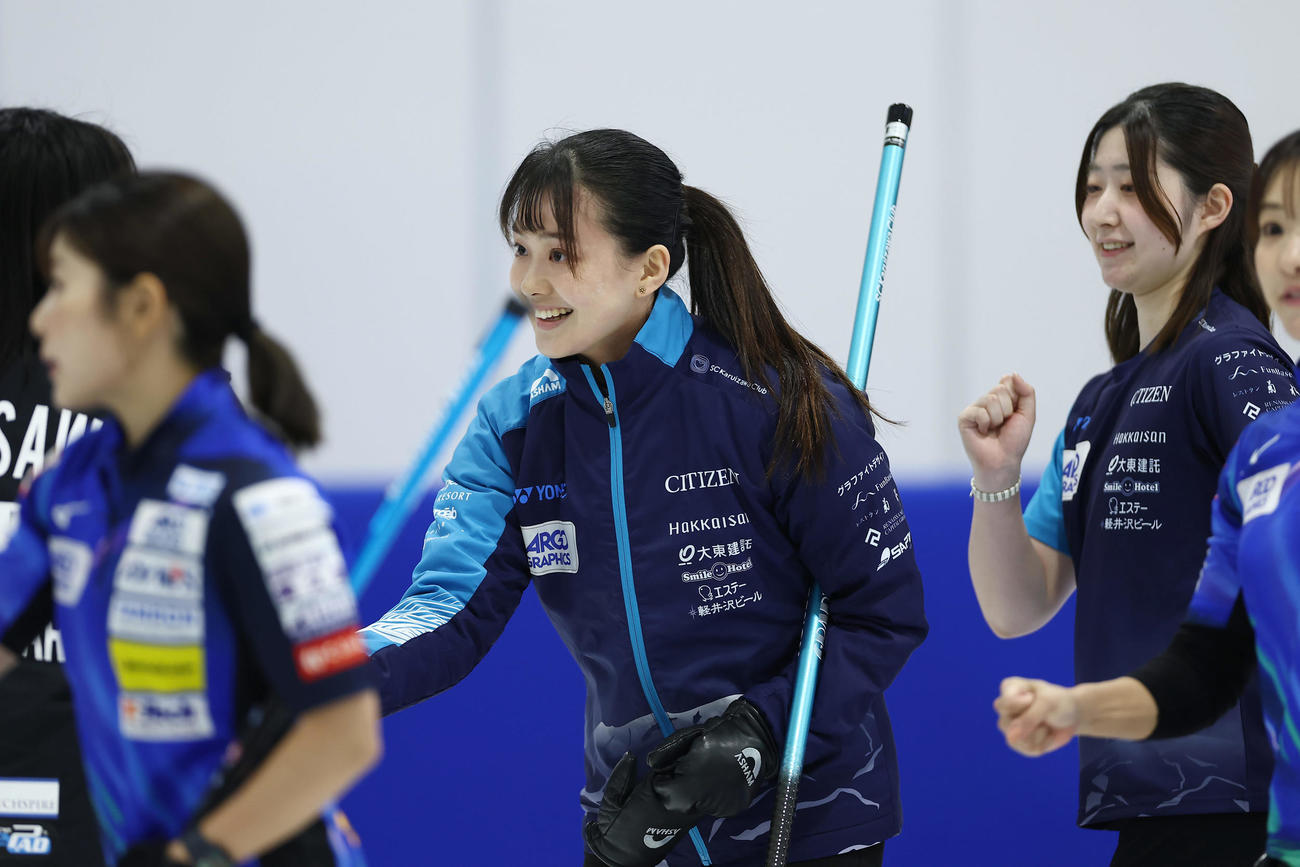 SC軽井沢クラブ対ロコ・ソラーレ　ロコ・ソラーレに勝利し、握手を交わすSC軽井沢ク上野美（中央）ら（撮影・前田充）