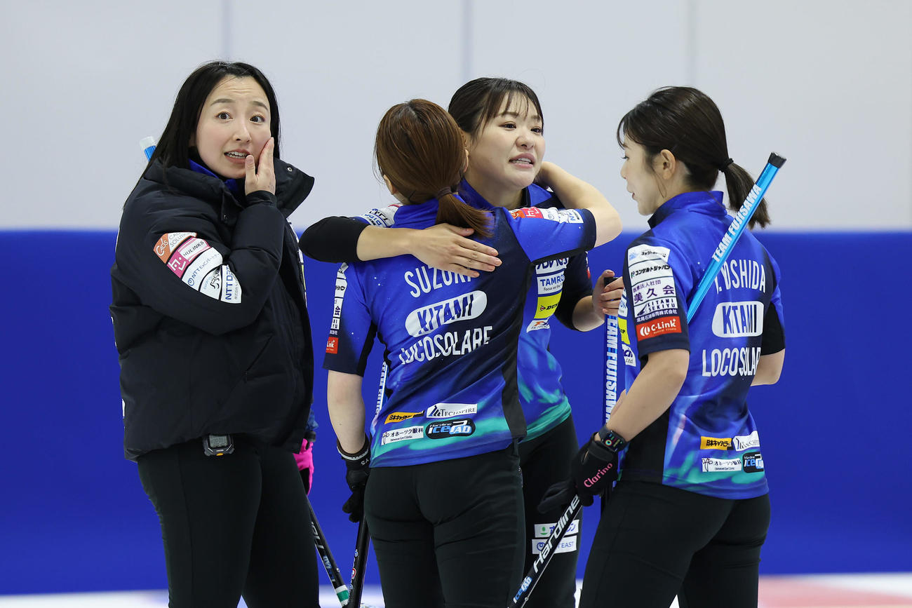 SC軽井沢クラブ対ロコ・ソラーレ　SC軽井沢クラブに敗れたロコ・ソラーレの選手たち（撮影・前田充）