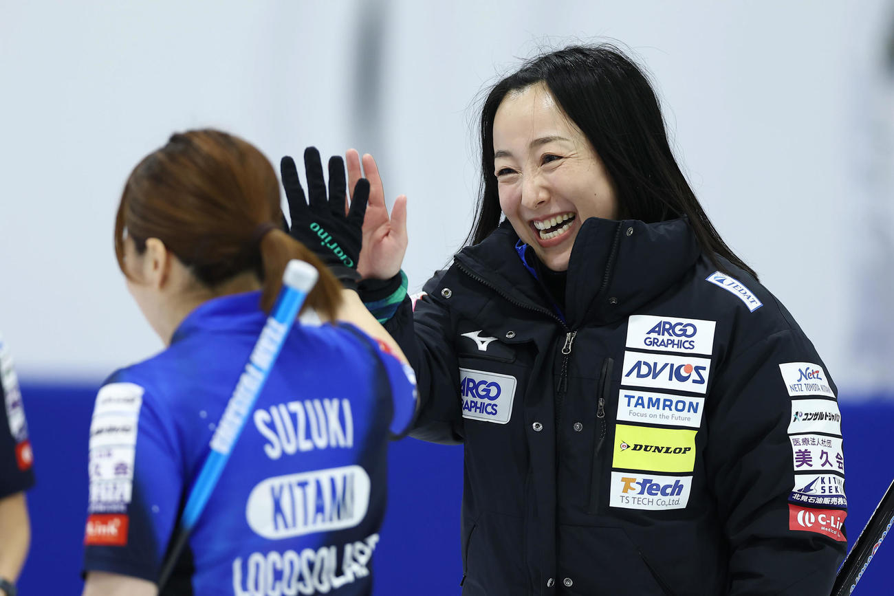 ロコ・ソラーレ対フォルティウス　第3エンド、2点を奪い笑顔でタッチを交わすロコ・ソラーレ藤沢（右）（撮影・前田充）