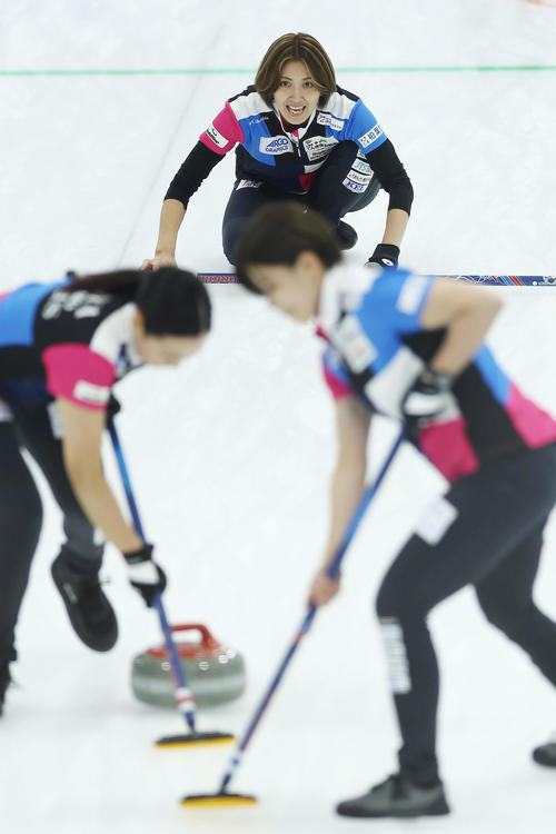 フォルティウス対SC軽井沢クラブ　第9エンド、ストーンを投じ、指示を出すフォルティウス吉村（撮影・前田充）