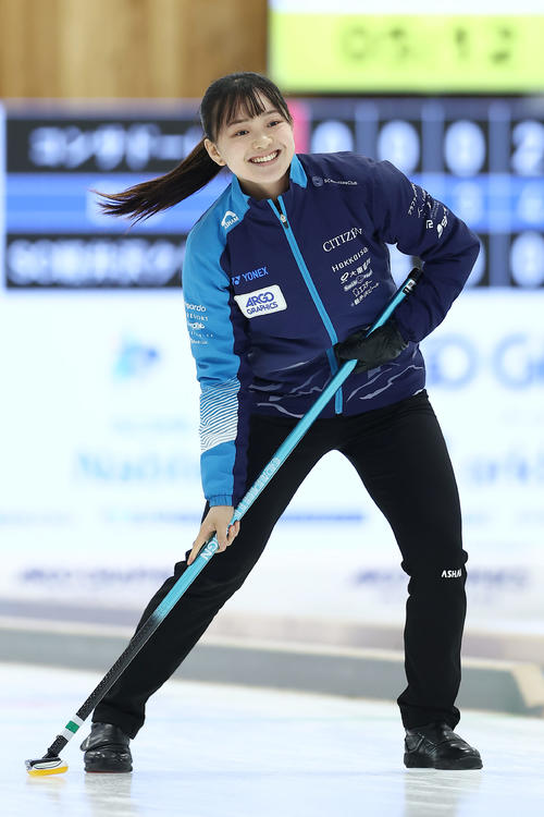 SC軽井沢クラブ対ロコ・ソラーレ　第9エンド、同点となり笑顔を見せるSC軽井沢ク上野美（撮影・前田充）