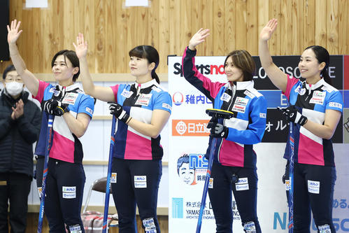 ロコ・ソラーレ対フォルティウス　ロコ・ソラーレ戦に臨むフォルティウスの選手たち（撮影・前田充）