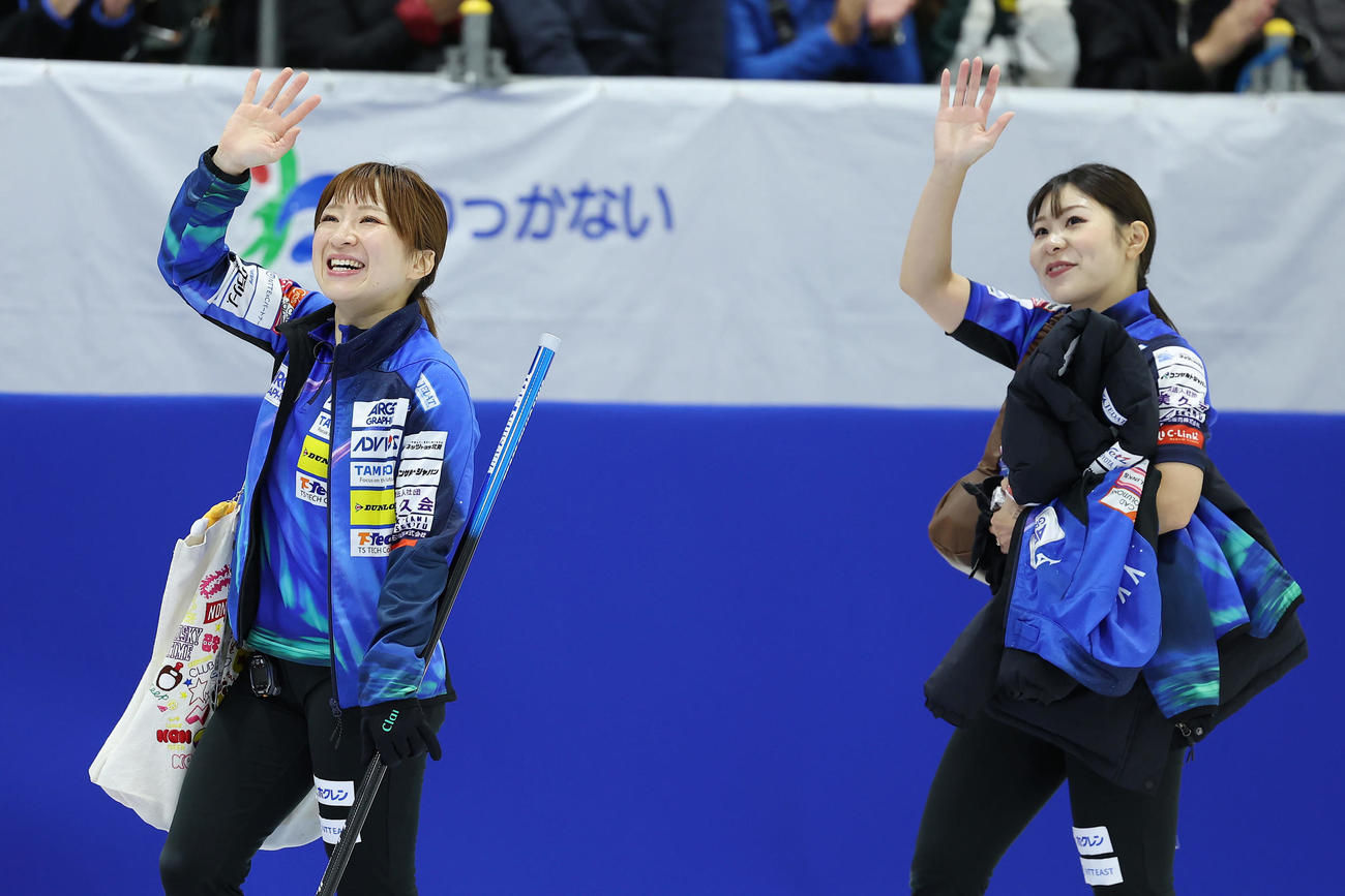 ロコ・ソラーレ対SC軽井沢クラブ　SC軽井沢クラブに勝利し、観客席に手を振るロコ・ソラーレの鈴木（左）と吉田夕（撮影・前田充）