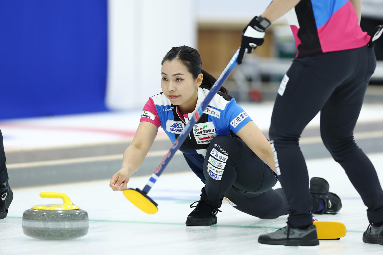 SC軽井沢クラブ対フォルティウス　第1エンド、ストーンを投じるフォルティウス近江谷（撮影・前田充）