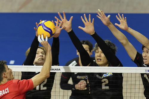 日本対トルコ　ブロックする日本の選手たち（AP)