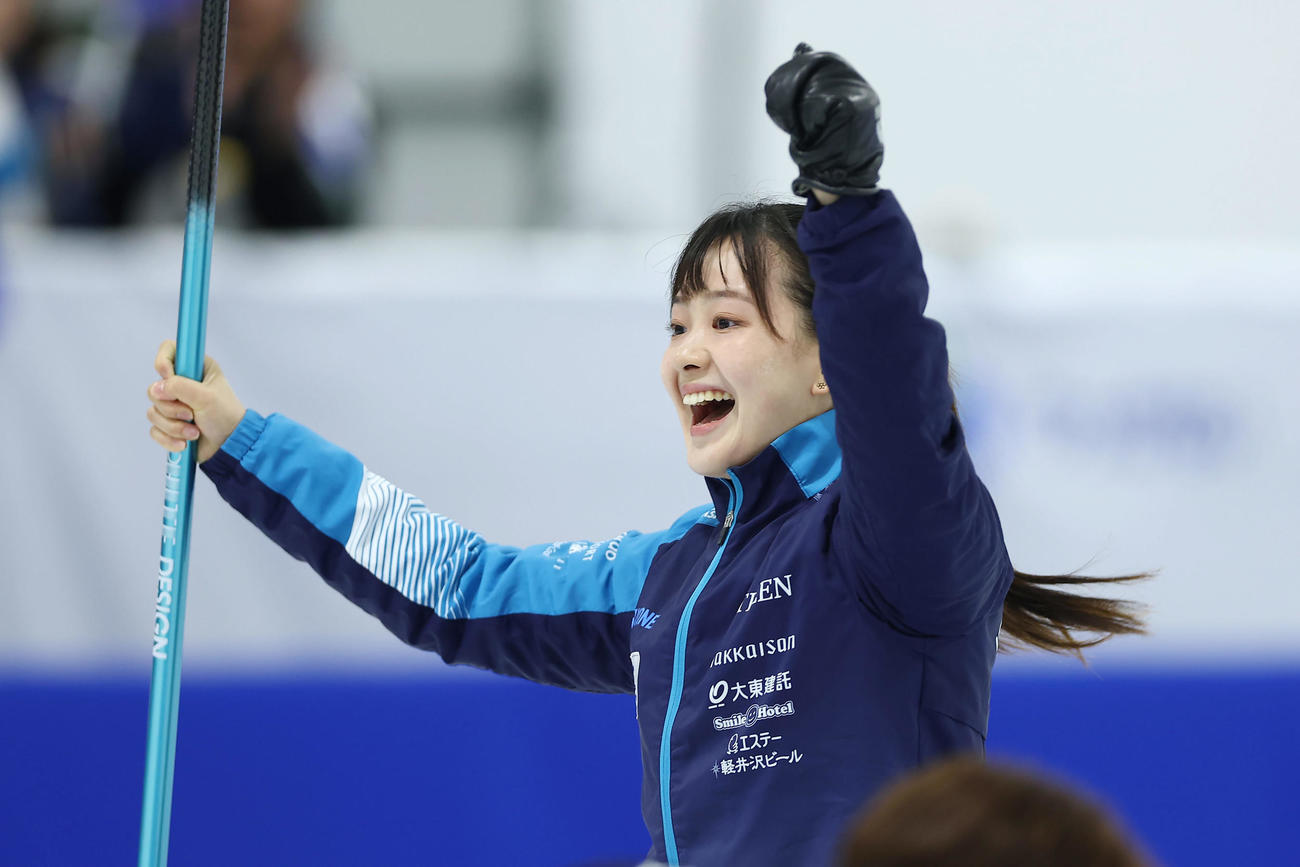 SC軽井沢クラブ対ロコ・ソラーレ　第3エンド、ショットを決め笑顔を見せるSC軽井沢ク上野美（撮影・前田充）