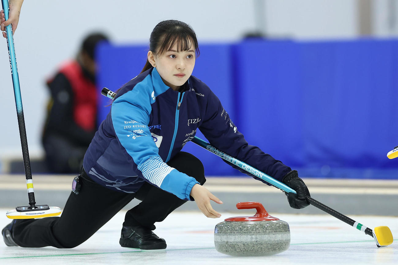 SC軽井沢クラブ対ロコ・ソラーレ　第2エンド、ストーンを投じるSC軽井沢ク上野美（中央）（撮影・前田充）