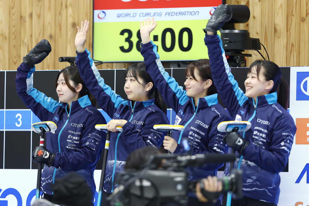SC軽井沢クラブ対ロコ・ソラーレ　ロコ・ソラーレ戦に臨むSC軽井沢クラブの選手たち（撮影・前田充）