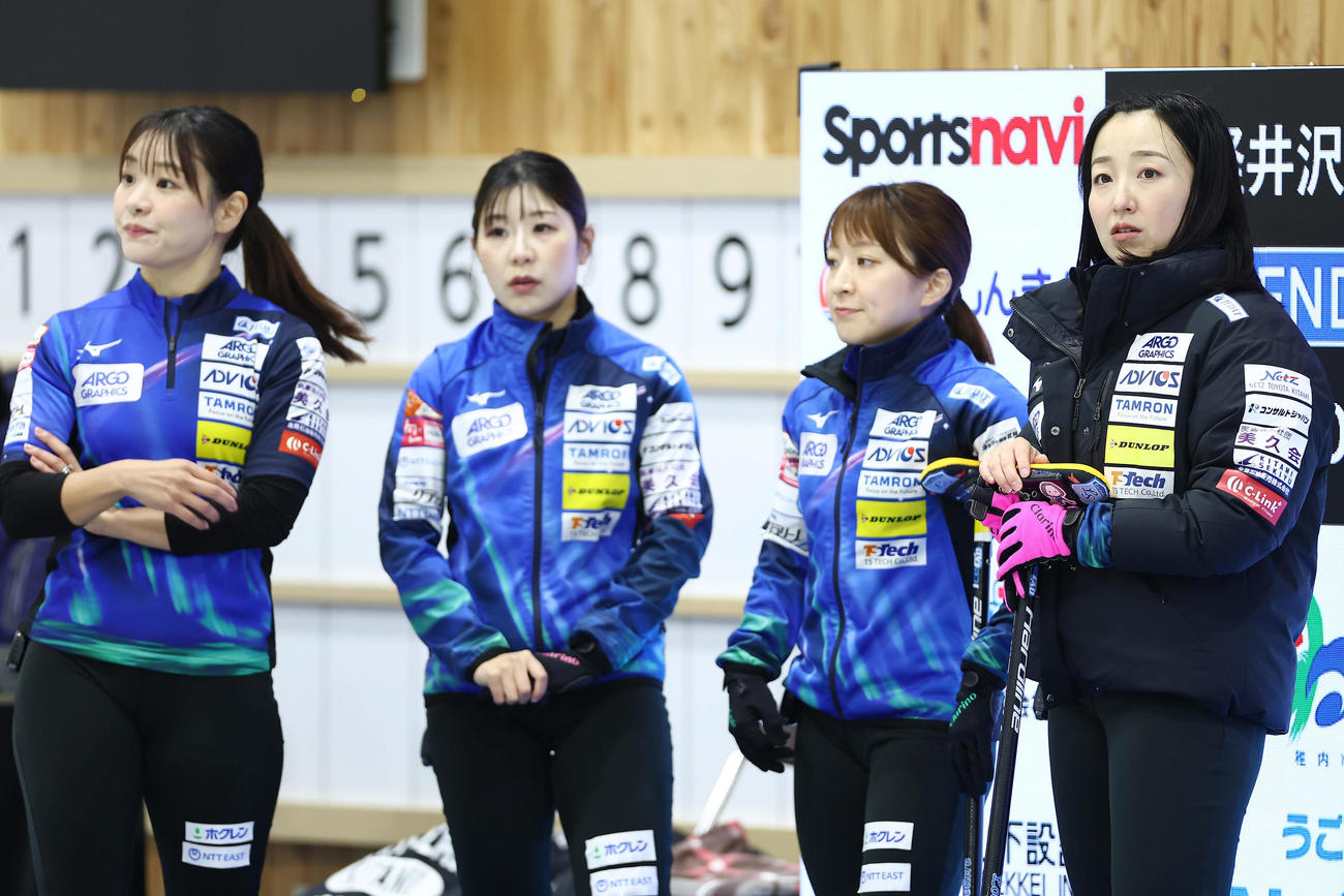 SC軽井沢クラブ対ロコ・ソラーレ　SC軽井沢クラブ戦に臨むロコ・ソラーレの選手たち（撮影・前田充）