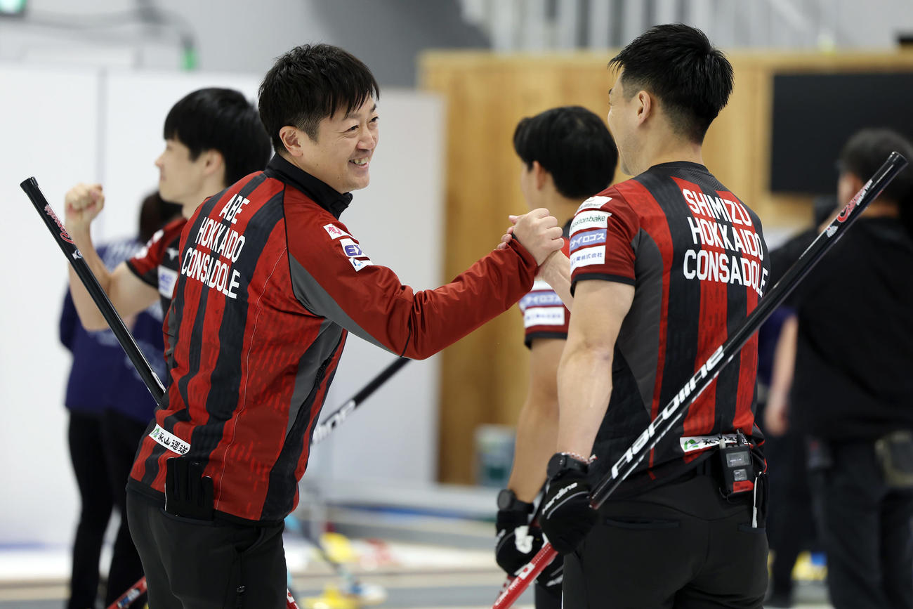 SC軽井沢クラブ対コンサドーレ　SC軽井沢クに勝利し、笑顔を見せる阿部（左）らコンサドーレの選手たち（撮影・前田充）