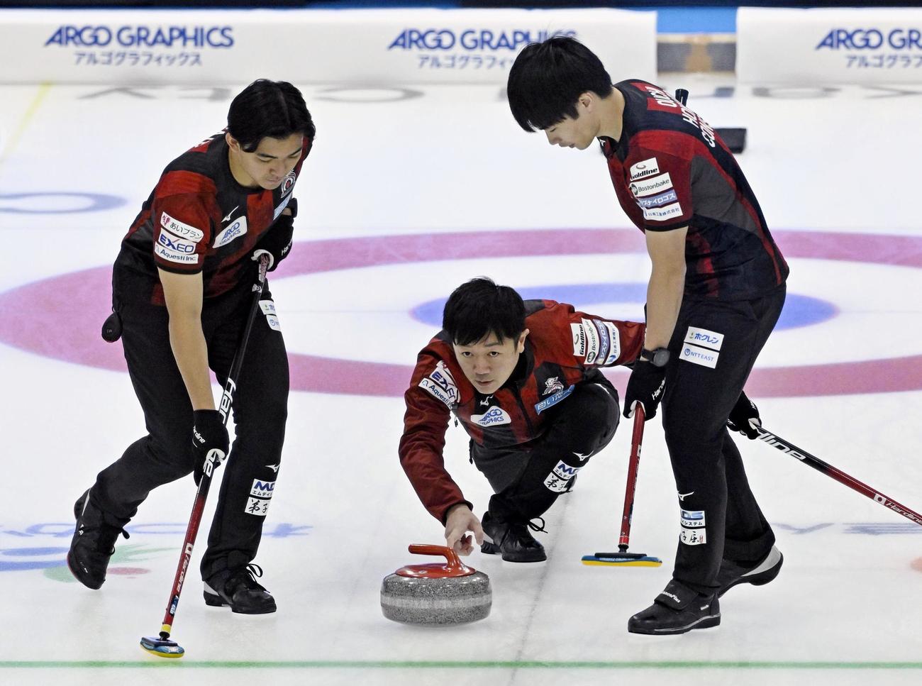 SC軽井沢クとの第3戦でショットを放つコンサドーレの阿部（中央）＝稚内市みどりスポーツパーク（共同）