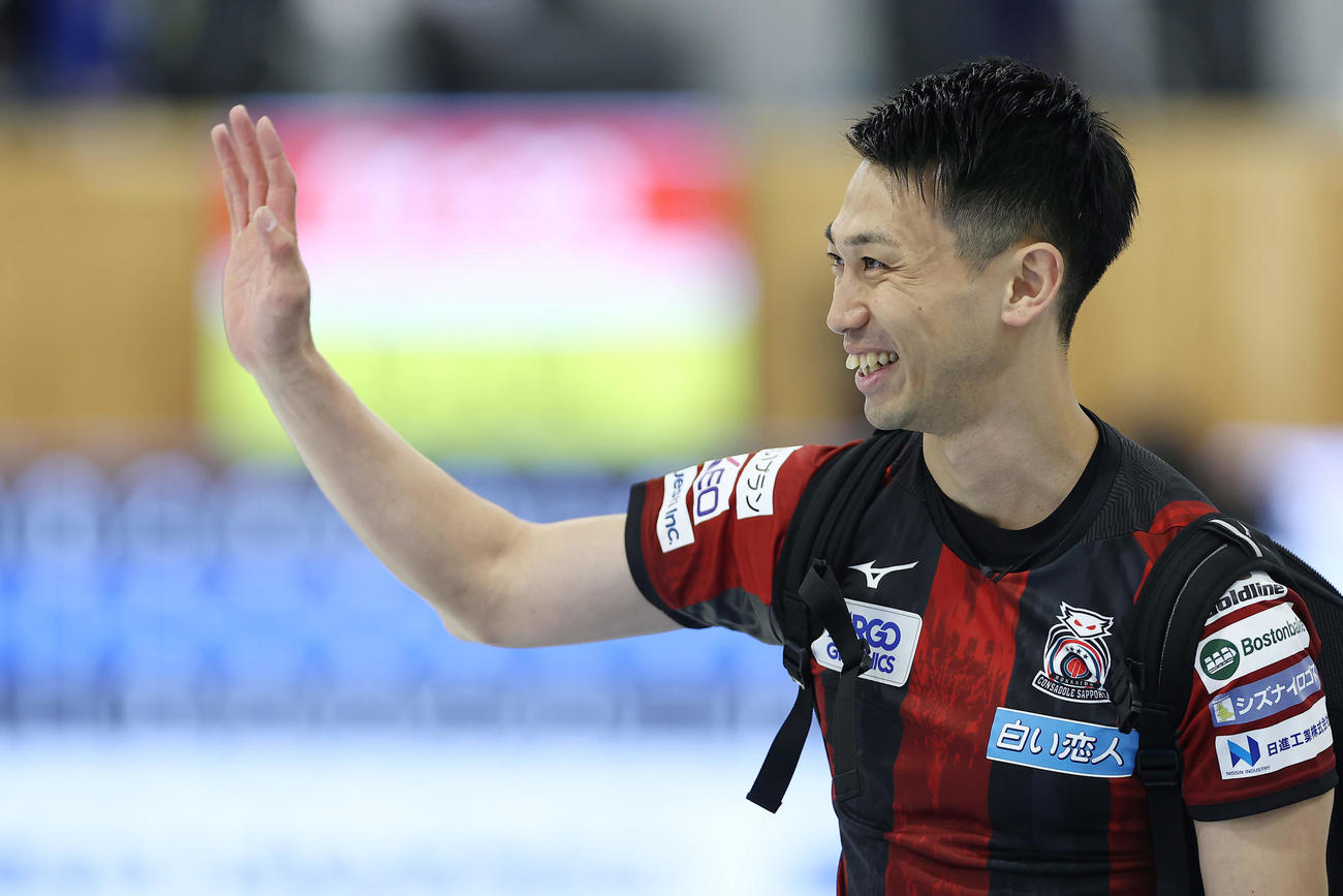 SC軽井沢クラブ対コンサドーレ　SC軽井沢クに勝利し、笑顔で手を振るコンサドーレ清水（撮影・前田充）