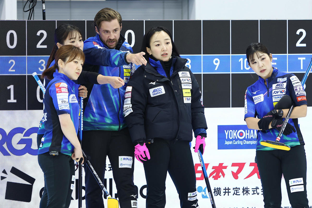 SC軽井沢クラブ対ロコ・ソラーレ　第7エンド、タイムアウトで話し合うロコ・ソラーレの選手たち（撮影・前田充）