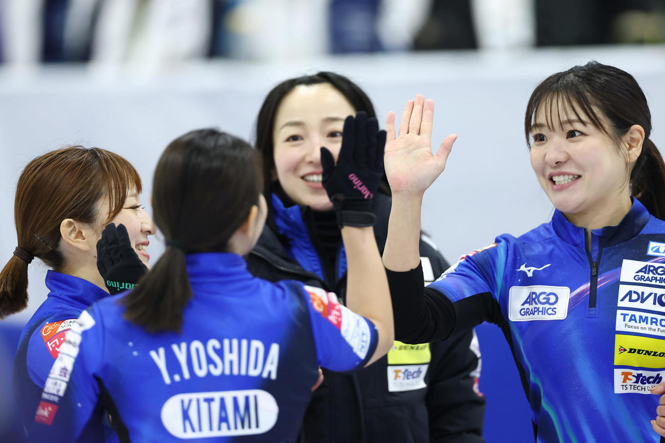 SC軽井沢クラブ対ロコ・ソラーレ　第6エンド、2点を奪い笑顔でタッチ交わすロコ・ソラーレの選手たち（撮影・前田充）