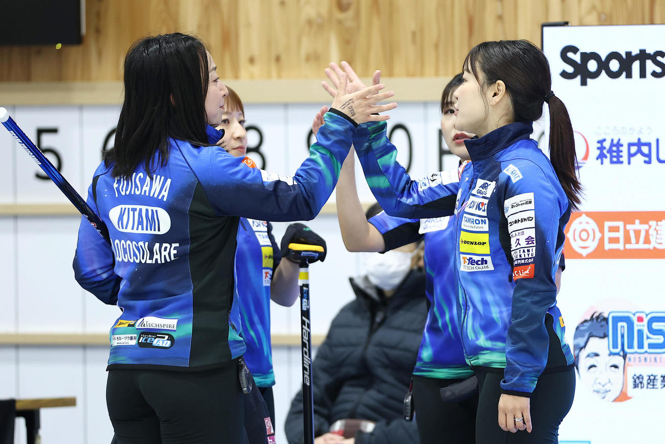 ロコ・ソラーレ対フォルティウス　握手を交わしてフォルティウス戦に臨むロコ・ソラーレの選手たち（撮影・前田充）