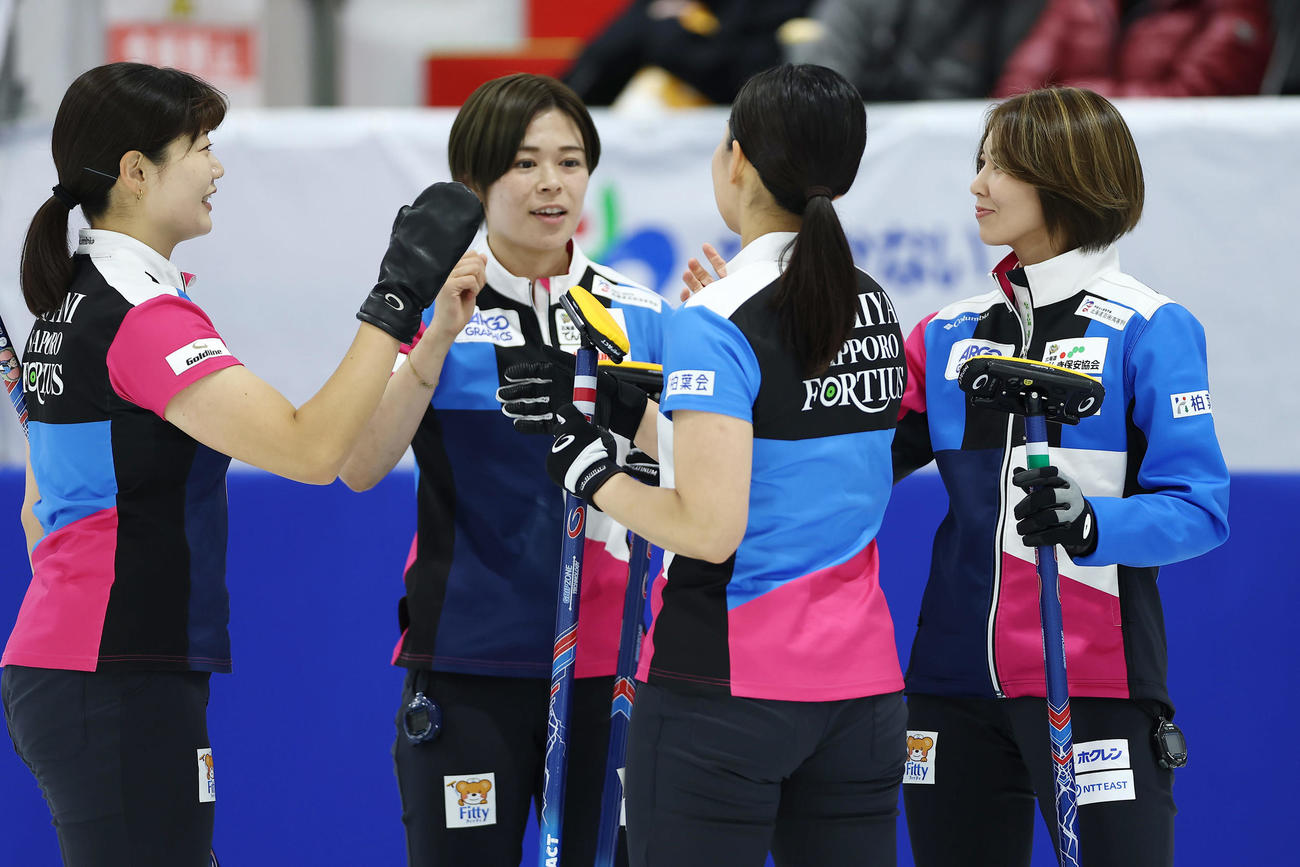 ロコ・ソラーレ対フォルティウス　第1エンド、先制点を奪ったフォルティウスの選手たち（撮影・前田充）