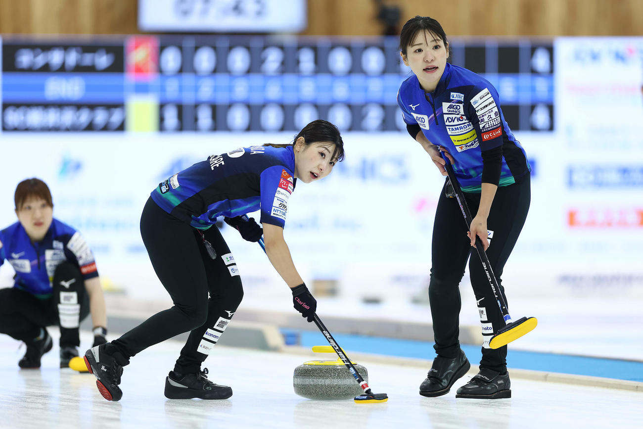 SC軽井沢クラブ対ロコ・ソラーレ　第9エンド、スイープするロコ・ソラーレ吉田夕（左）と吉田知（撮影・前田充）