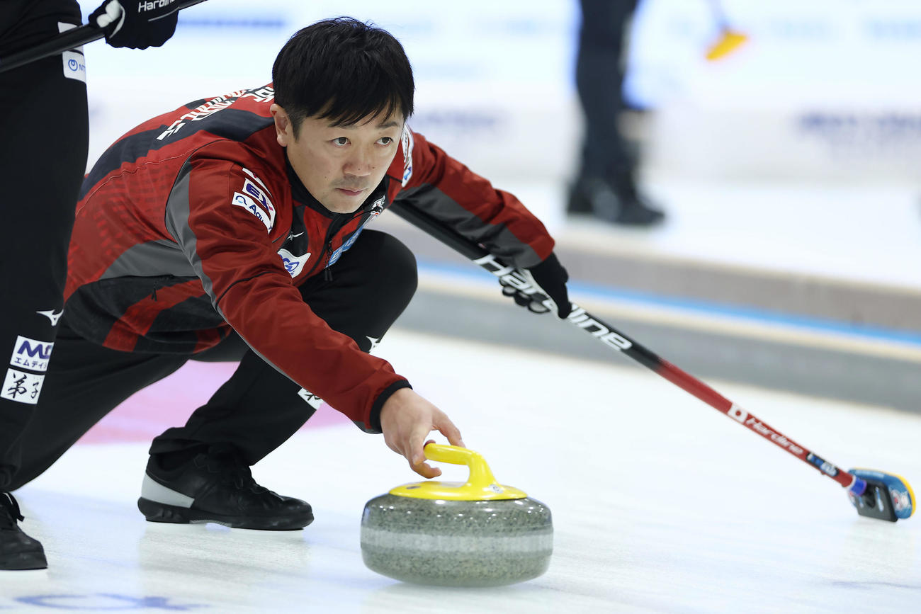 SC軽井沢クラブ対コンサドーレ　第2エンド、ストーンを投じるコンサドーレ阿部（撮影・前田充）