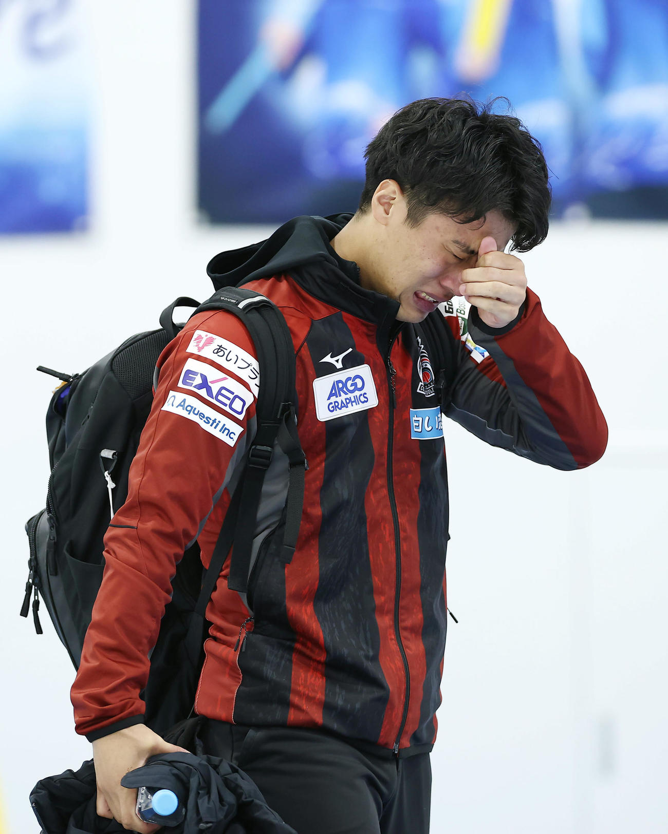 SC軽井沢クラブ対コンサドーレ　SC軽井沢クラブに敗れ、涙を流しながら引き揚げるコンサドーレ敦賀爽（撮影・前田充）