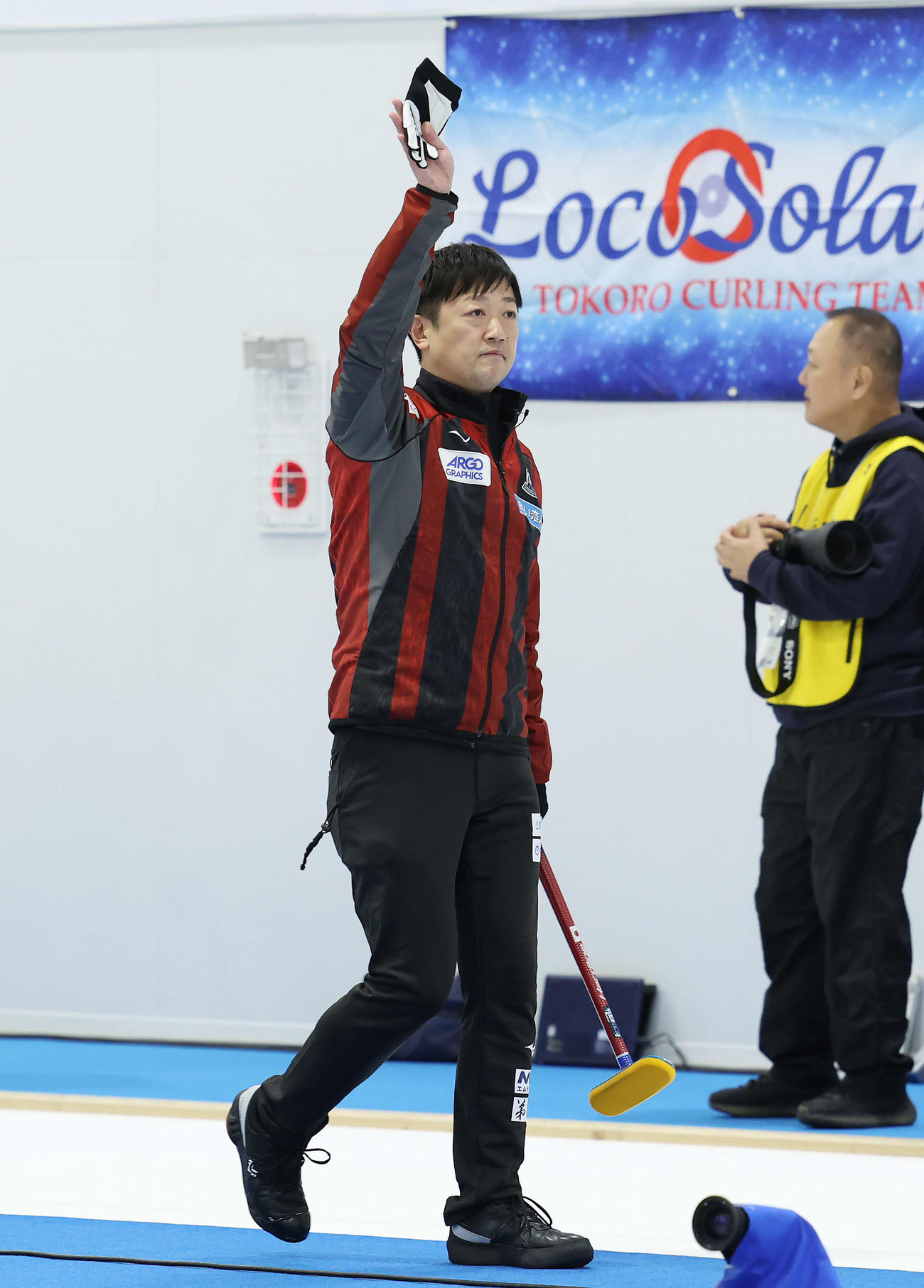 SC軽井沢クラブ対コンサドーレ　SC軽井沢クラブに敗れ、悔しそうに引き揚げるコンサドーレ阿部（撮影・前田充）