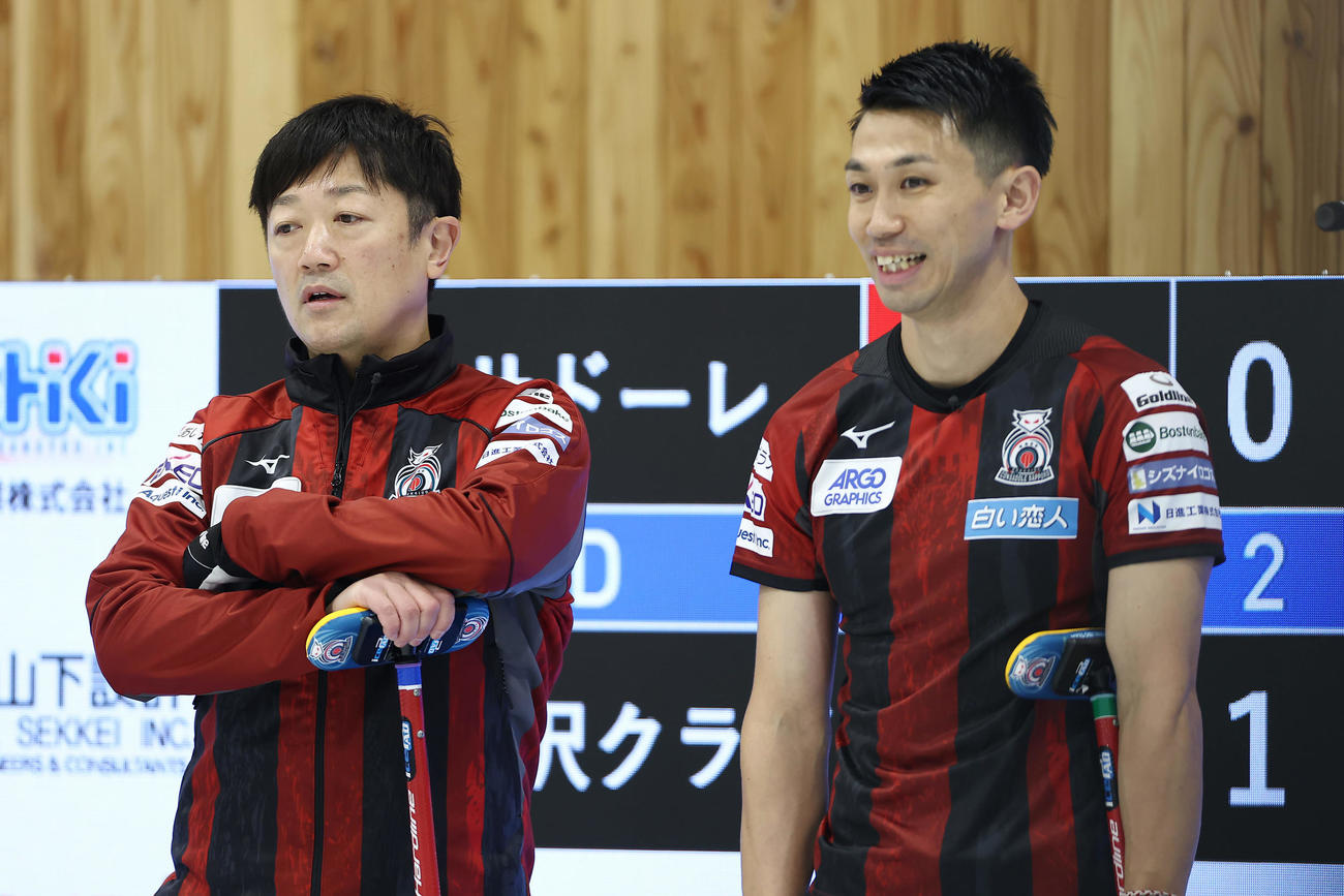 SC軽井沢クラブ対コンサドーレ　第9エンド、言葉を交わすコンサドーレ阿部（左）と清水（撮影・前田充）