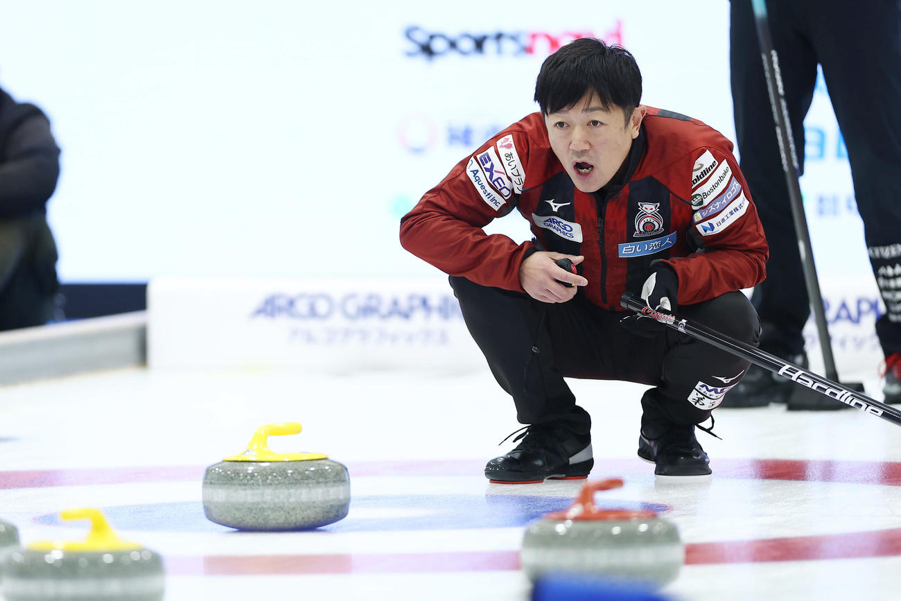 SC軽井沢クラブ対コンサドーレ　第9エンド、指示を出すコンサドーレ阿部（撮影・前田充）