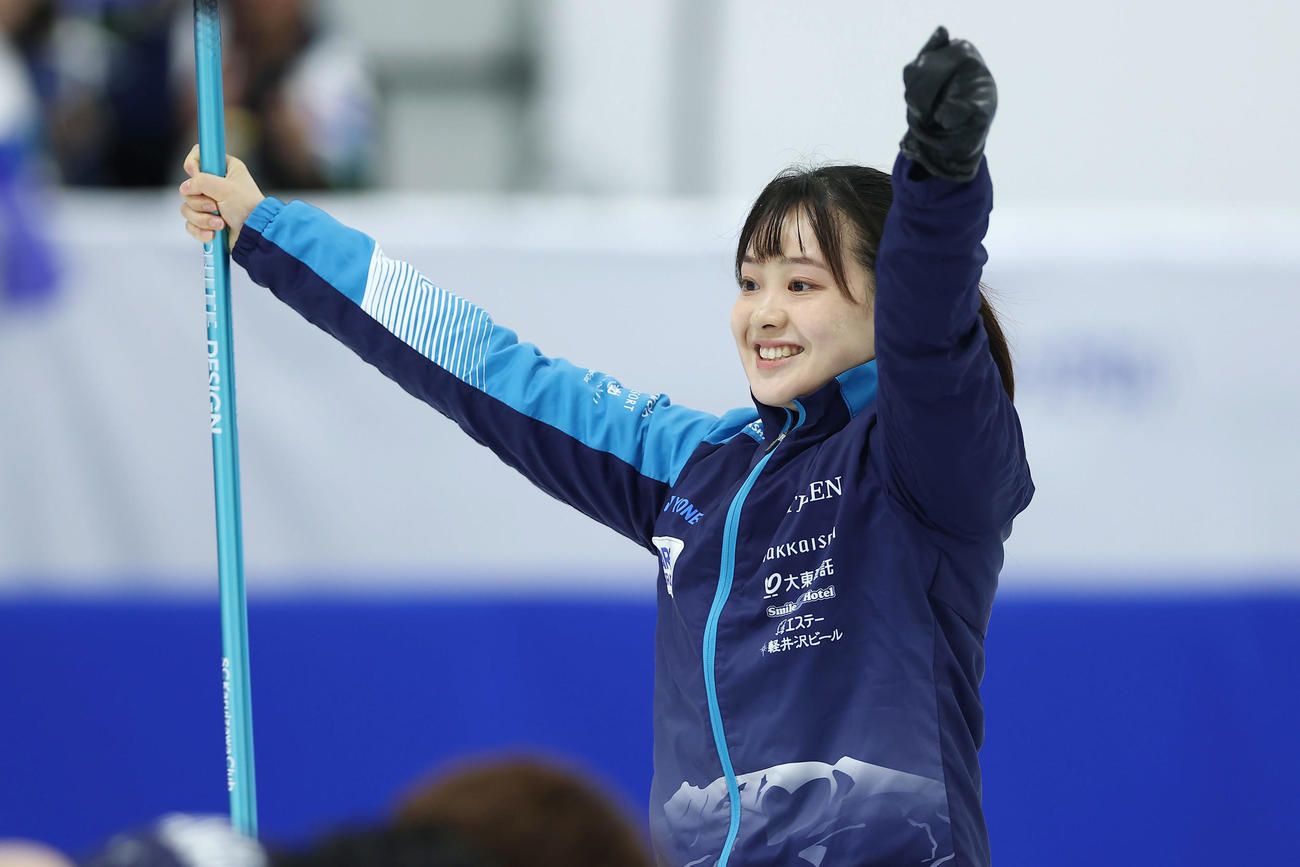 SC軽井沢クラブ対ロコ・ソラーレ　第3エンド、ショットを決め笑顔を見せるSC軽井沢ク上野美優（撮影・前田充）