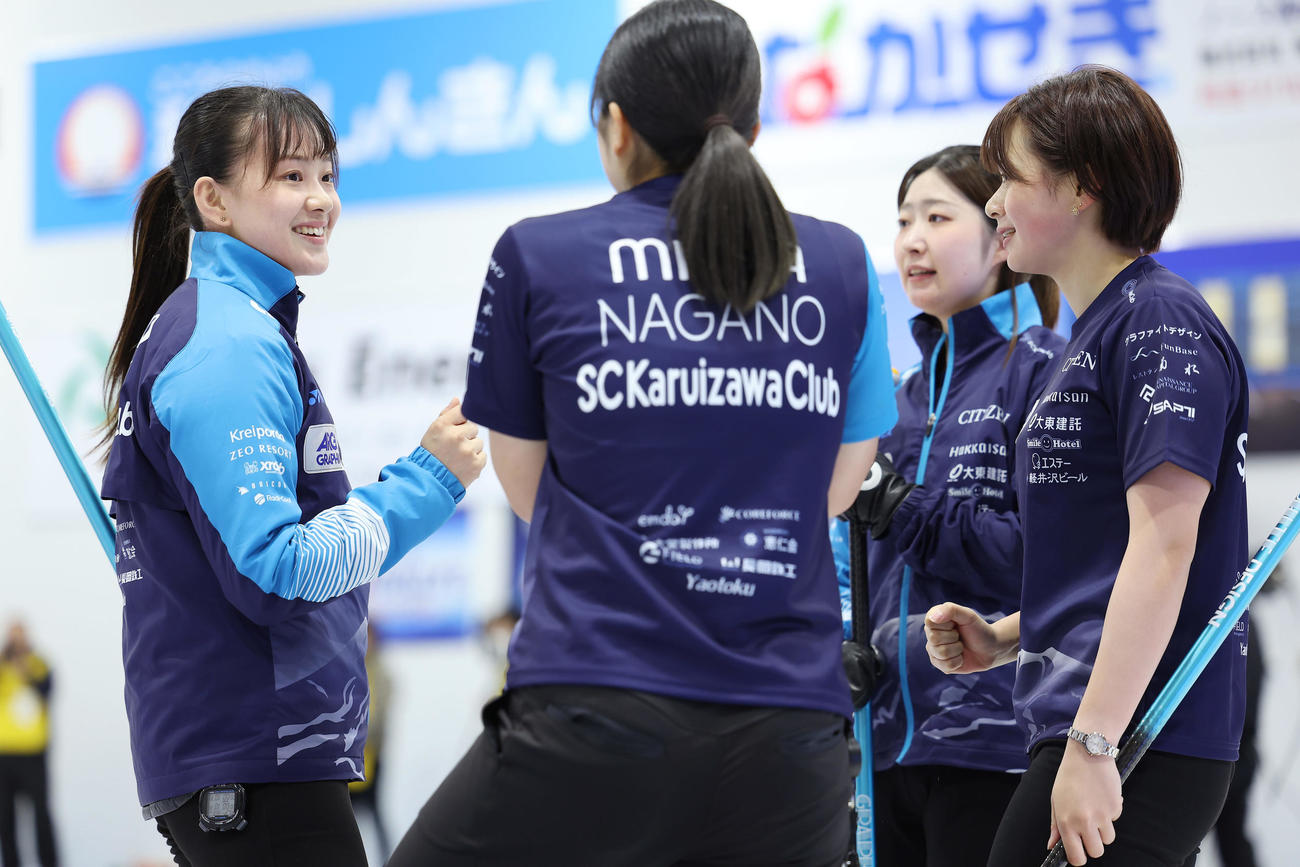 SC軽井沢クラブ対ロコ・ソラーレ　第9エンド、同点となり笑顔を見せる上野美優（左）らSC軽井沢クラブの選手たち（撮影・前田充）