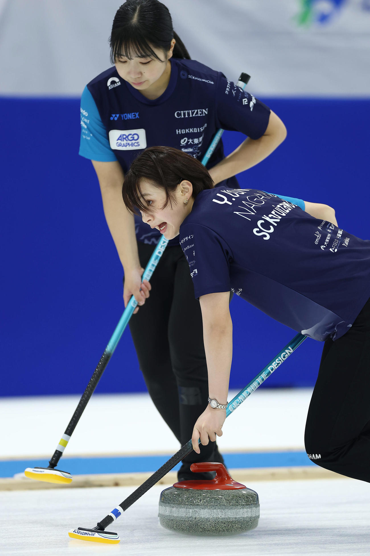 SC軽井沢クラブ対ロコ・ソラーレ　第5エンド、スイープするSC軽井沢ク上野結生（手前）（撮影・前田充）