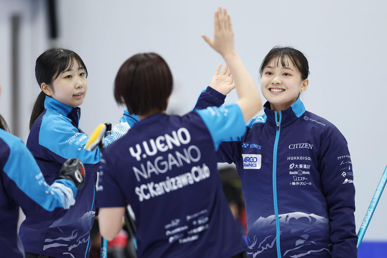 SC軽井沢クラブ対ロコ・ソラーレ　第7エンド、1点を奪いタッチをSC軽井沢クラブの選手たち（撮影・前田充）