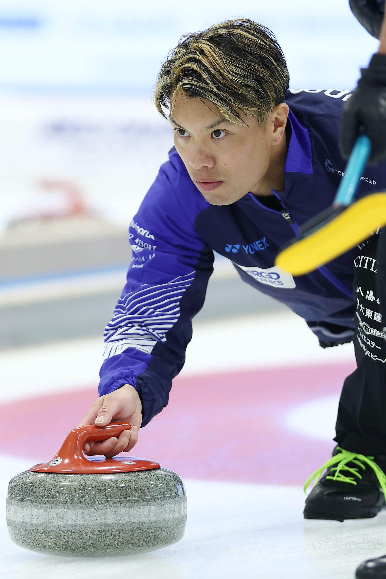 SC軽井沢クラブ対コンサドーレ　第3エンド、ストーンを投じるSC軽井沢ク山口（撮影・前田充）