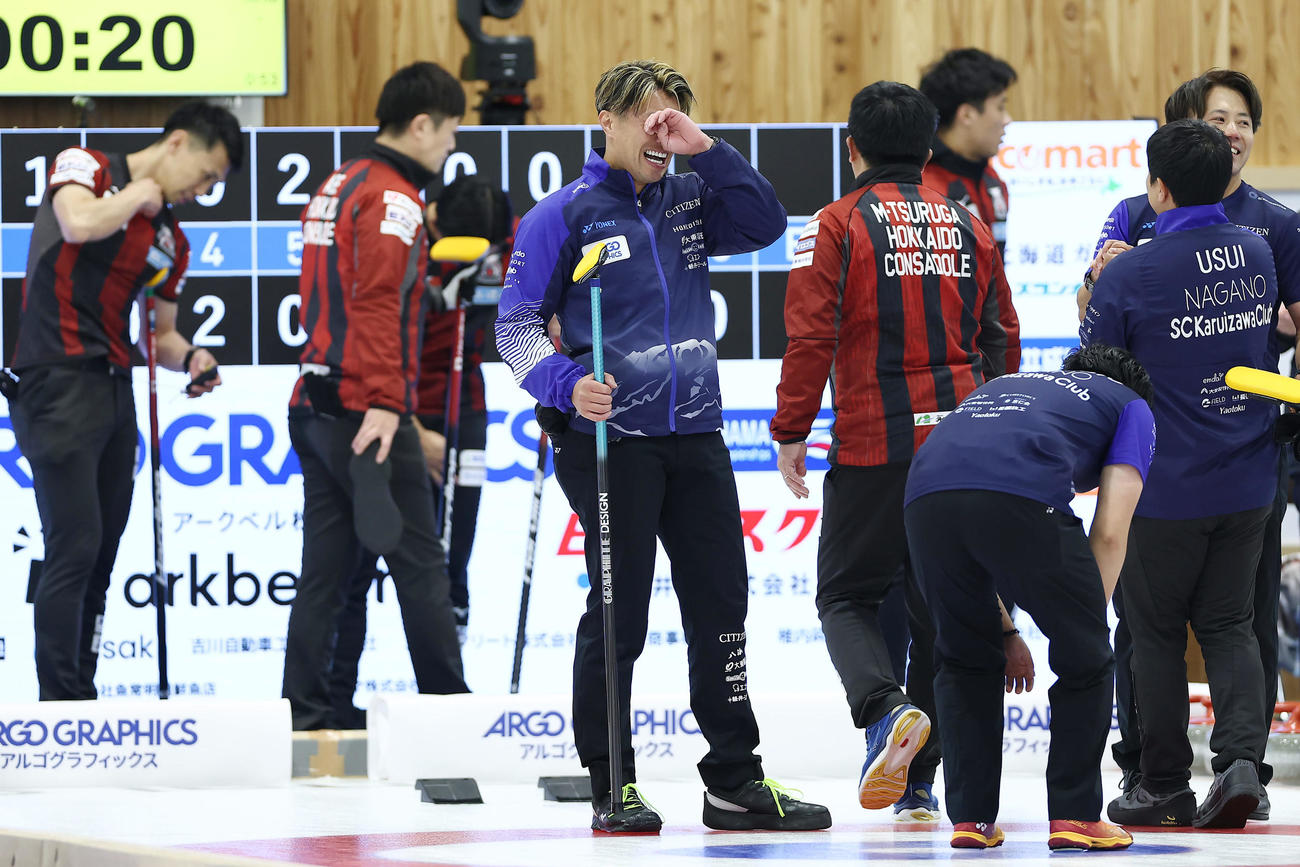 SC軽井沢クラブ対コンサドーレ　コンサドーレを破ってミラノ・コルティナ五輪最終予選の日本代表に決まり、喜ぶ山口（中央）らSC軽井沢クラブの選手たち（撮影・前田充）