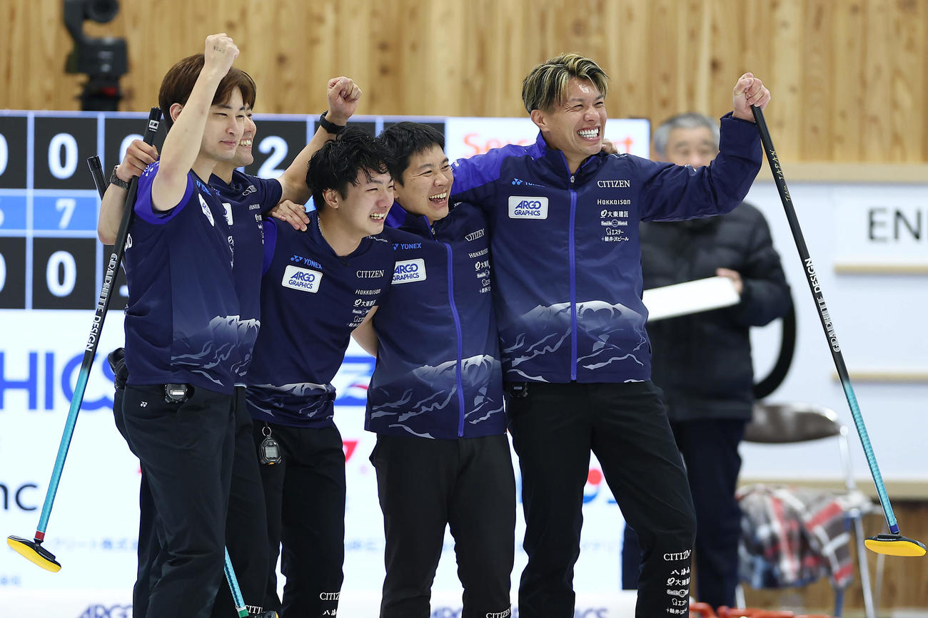 SC軽井沢クラブ対コンサドーレ　コンサドーレを破ってミラノ・コルティナ五輪最終予選の日本代表に決まり、喜ぶ山口（右端）らSC軽井沢クラブの選手たち（撮影・前田充）