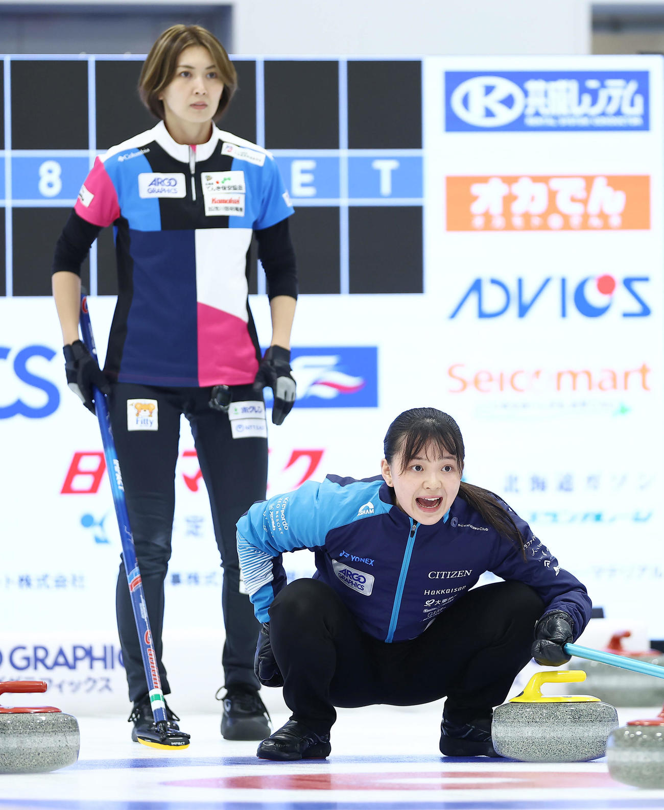 フォルティウス対SC軽井沢クラブ　第1エンド、指示を出すSC軽井沢ク上野美。後方はフォルティウス吉村（撮影・前田充）