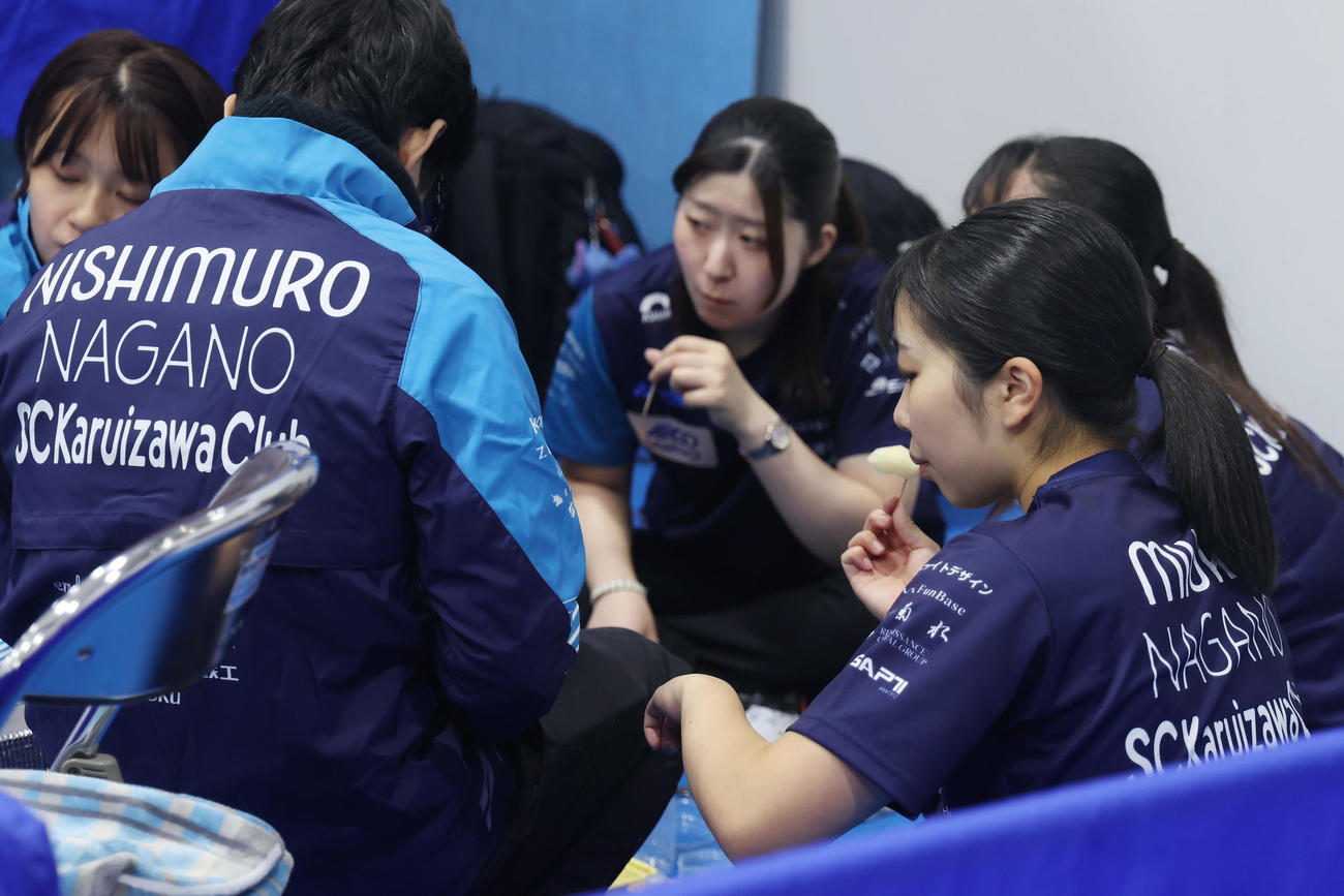 フォルティウス対SC軽井沢クラブ　ハーフタイムに果物を食べながら話し合うSC軽井沢クラブの選手たち（撮影・前田充）