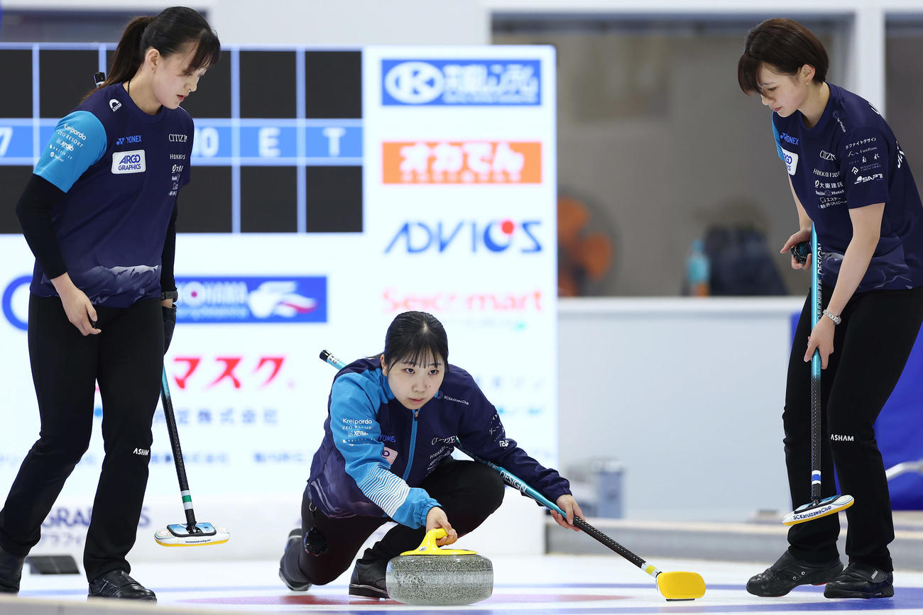 フォルティウス対SC軽井沢クラブ　試合前、「ラストストーンドロー」でストーンを投じるSC軽井沢ク三浦（中央）。左は上野美、右は上野結（撮影・前田充）