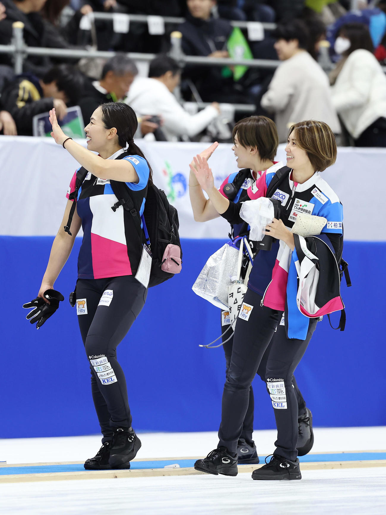 フォルティウス対SC軽井沢クラブ　SC軽井沢クラブに勝利し、観客に手を振りながら引き揚げる吉村（右）らフォルティウスの選手たち（撮影・前田充）