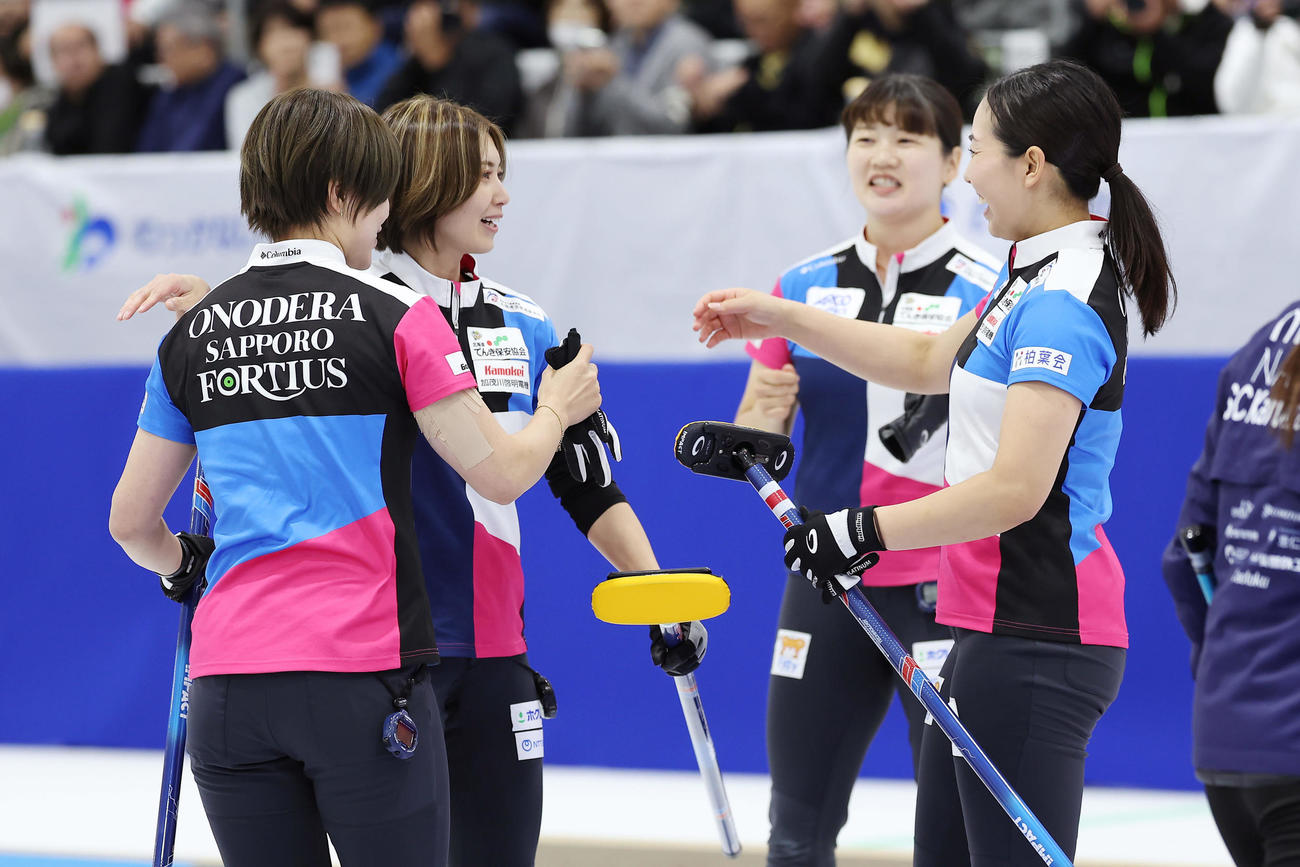 フォルティウス対SC軽井沢クラブ　SC軽井沢クラブに勝利し、喜び合うフォルティウスの選手たち（撮影・前田充）