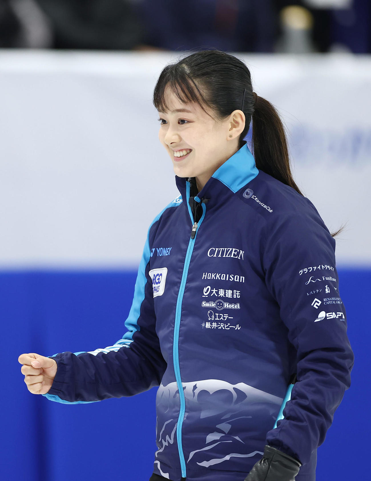 SC軽井沢クラブ対フォルティウス　第1エンド、3点を奪いガッツポーズするSC軽井沢ク上野美（撮影・前田充）