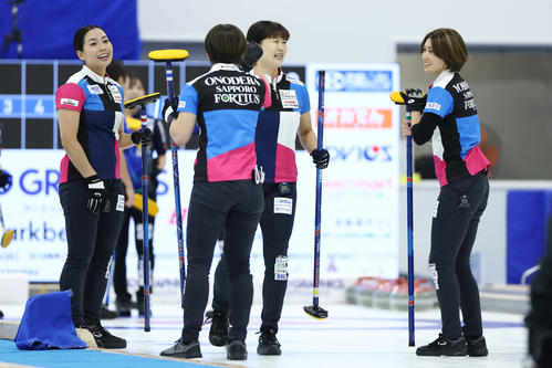ロコ・ソラーレ対フォルティウス　第1エンド、3点を先制したフォルティウスの選手たち（撮影・前田充）