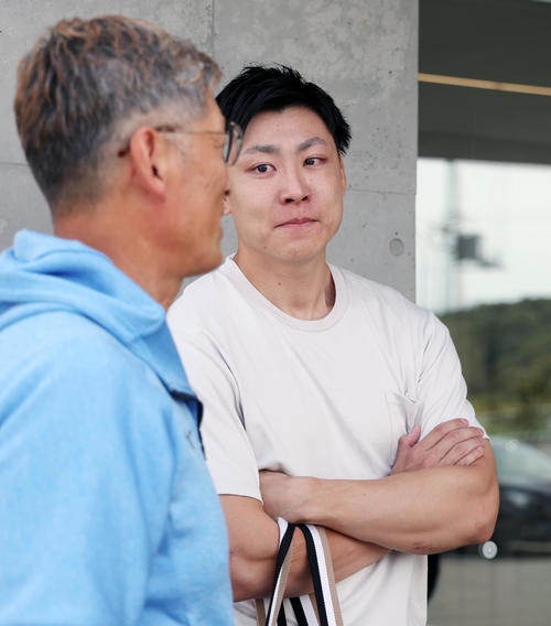 ロコ・ソラーレ対フォルティウス　ロコ・ソラーレの試合後、小野寺亮二コーチ（手前）と言葉を交わし、涙を流すスピードスケート男子の新濱立也（撮影・前田充）