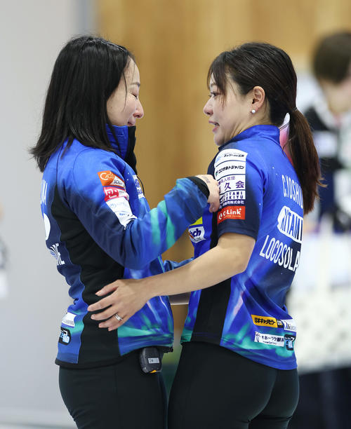 ロコ・ソラーレ対フォルティウス　フォルティウスに敗れ、吉田知（右）と涙ながらに抱き合うロコ・ソラーレ藤沢（撮影・前田充）
