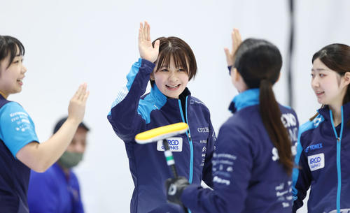 SC軽井沢クラブ対フォルティウス　第1エンド、3点を先制しタッチを交わす上野結（左から2人目）らSC軽井沢クの選手たち（撮影・前田充）