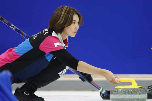 SC軽井沢クラブ対フォルティウス　第2エンド、ストーンを投じるフォルティウス吉村（撮影・前田充）