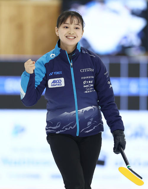 SC軽井沢クラブ対フォルティウス　第3エンド、3点を奪いガッツポーズするSC軽井沢ク上野美（撮影・前田充）